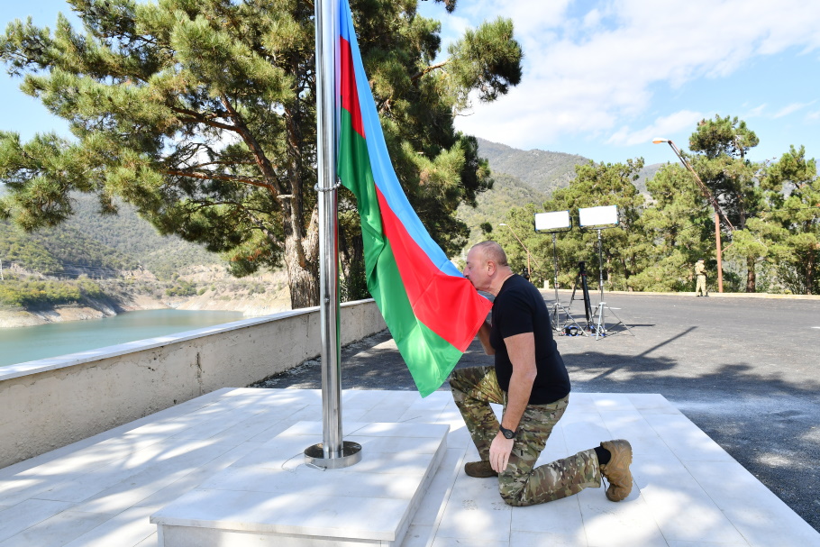 Ο Αλίεφ ύψωσε τη σημαία του Αζερμπαϊτζάν στο Ναγκόρνο Καραμπάχ©twitter/presidentaz