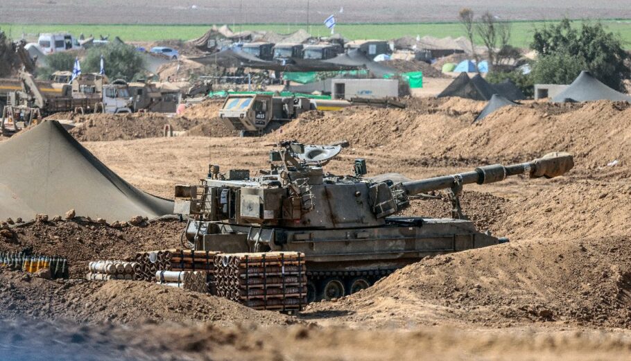 Ισραηλινές δυνάμεις συγκεντρώθηκαν κατά μήκος των συνόρων με τη Γάζα © EPA/HANNIBAL HANSCHKE
