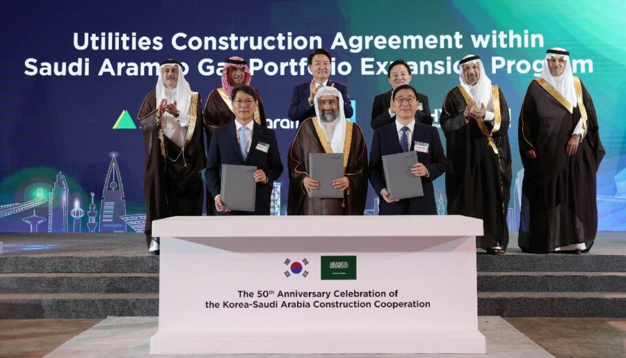 Hyundai και Saudi Aramco, ποζάρουν μετά την υπογραφή μιας συμφωνίας 2,4 δισ. © EPA/YONHAP SOUTH KOREA OUT