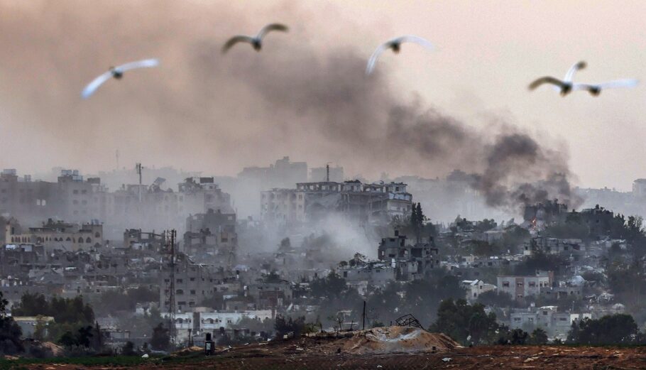 Ισραηλινή αεροπορική επιδρομή στη Γάζα © EPA/HANNIBAL HANSCHKE
