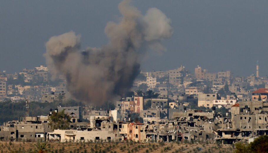 Ισραηλινή αεροπορική επιδρομή στη Γάζα © EPA/HANNIBAL HANSCHKE