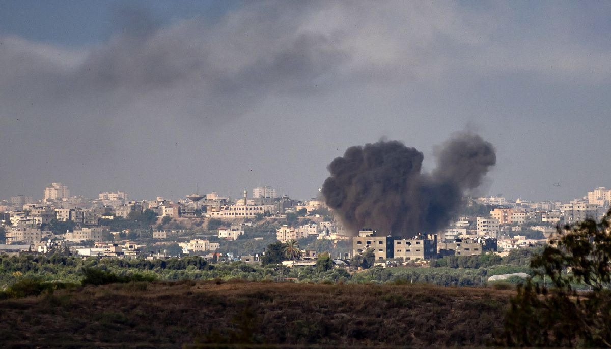 Ισραηλινή αεροπορική επιδρομή στη βόρεια Λωρίδα της Γάζας © EPA/MARTIN DIVISEK