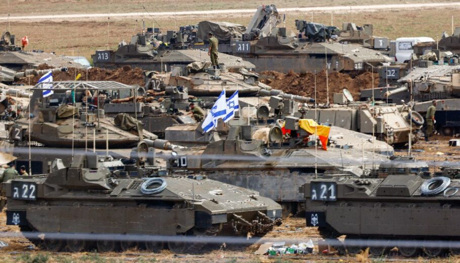Ισραηλινές δυνάμεις κατά μήκος των συνόρων με τη Γάζα © EPA/HANNIBAL HANSCHKE