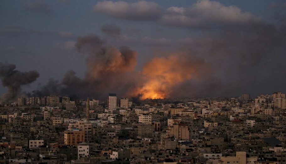 Ισραηλινή αεροπορική επιδρομή στη Γάζα © EPA/MOHAMMED SABER