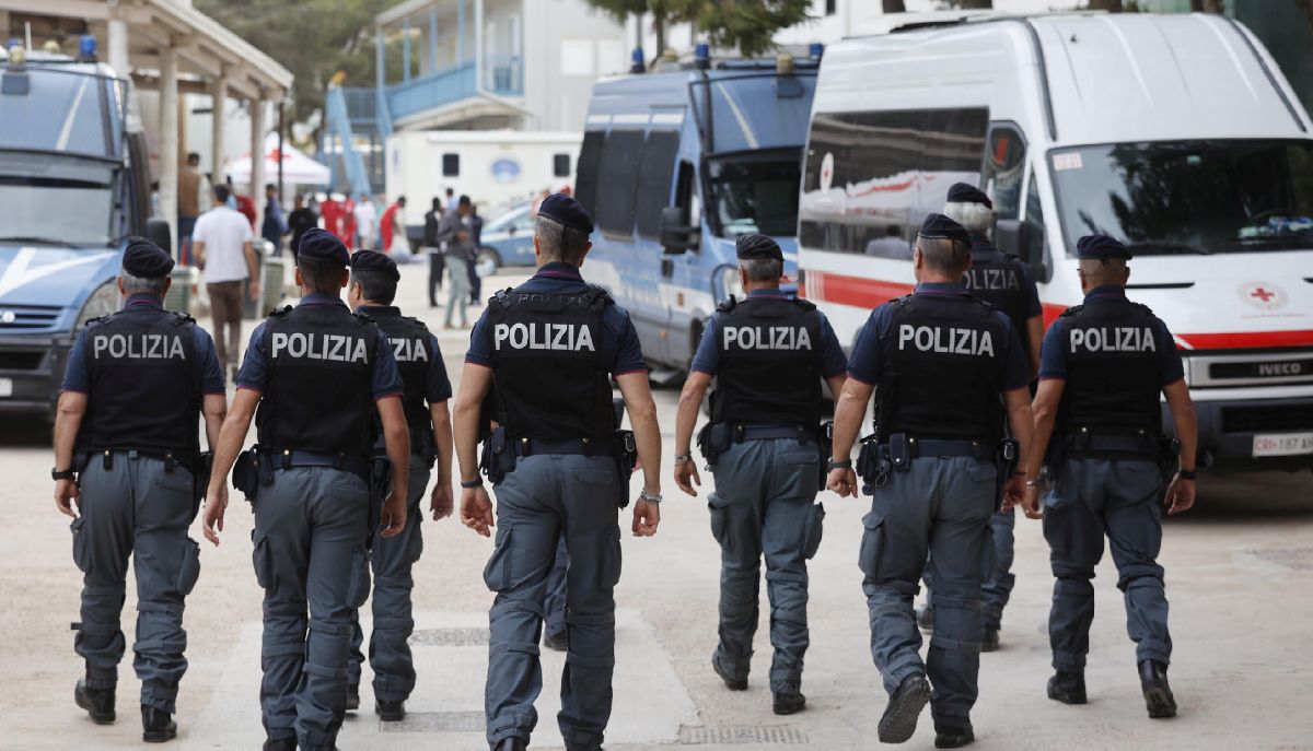 Αστυνομικοί στην Ιταλία © EPA/VINCENZO LIVIERI