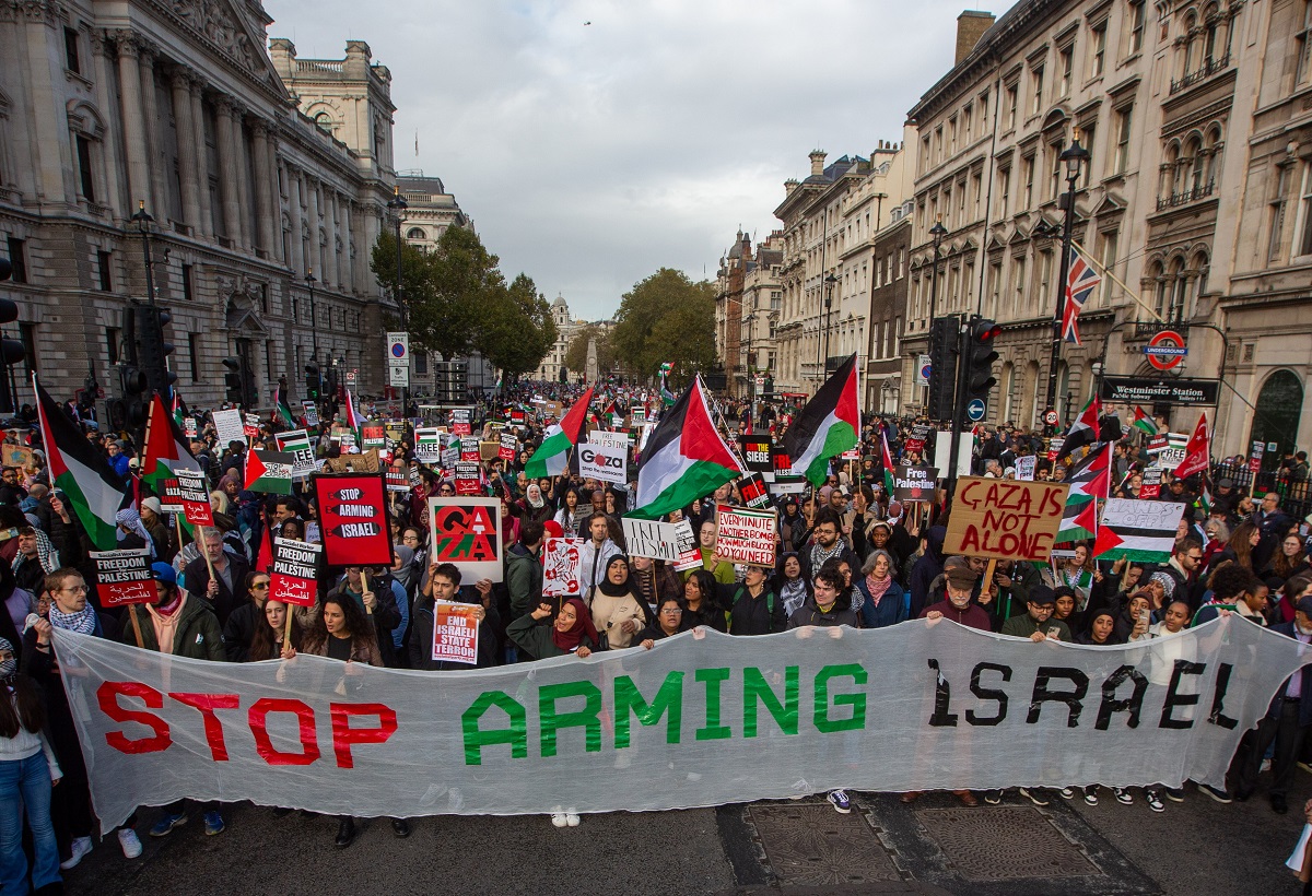 Πλήθος κόσμου στο Λονδίνο διαδηλώνει υπέρ της Παλαιστίνης © EPA/TAYFUN SALCI