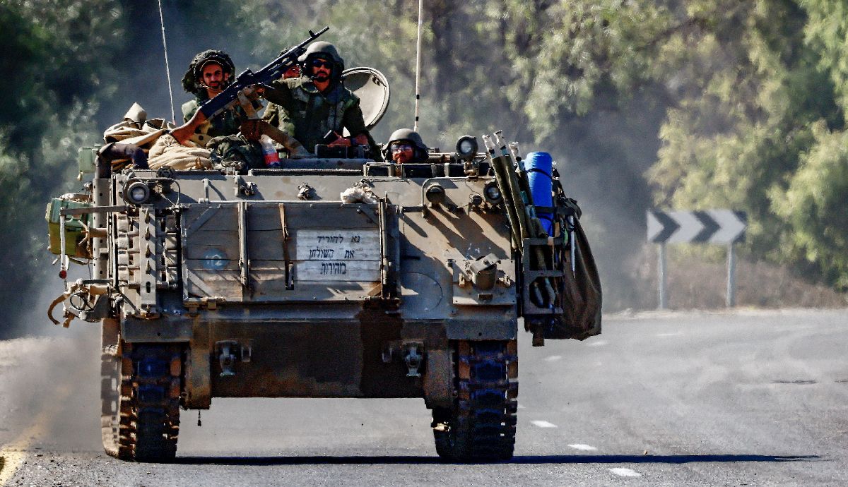 Ισραηλινές δυνάμεις επεκτείνουν χερσαίες επιχειρήσεις στη Λωρίδα της Γάζας © EPA/HANNIBAL HANSCHKE