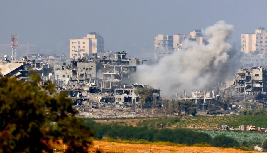 Ο στρατός του Ισραήλ συνεχίζει τους βομβαρδισμούς στη βόρεια Λωρίδα της Γάζας © EPA/HANNIBAL HANSCHKE