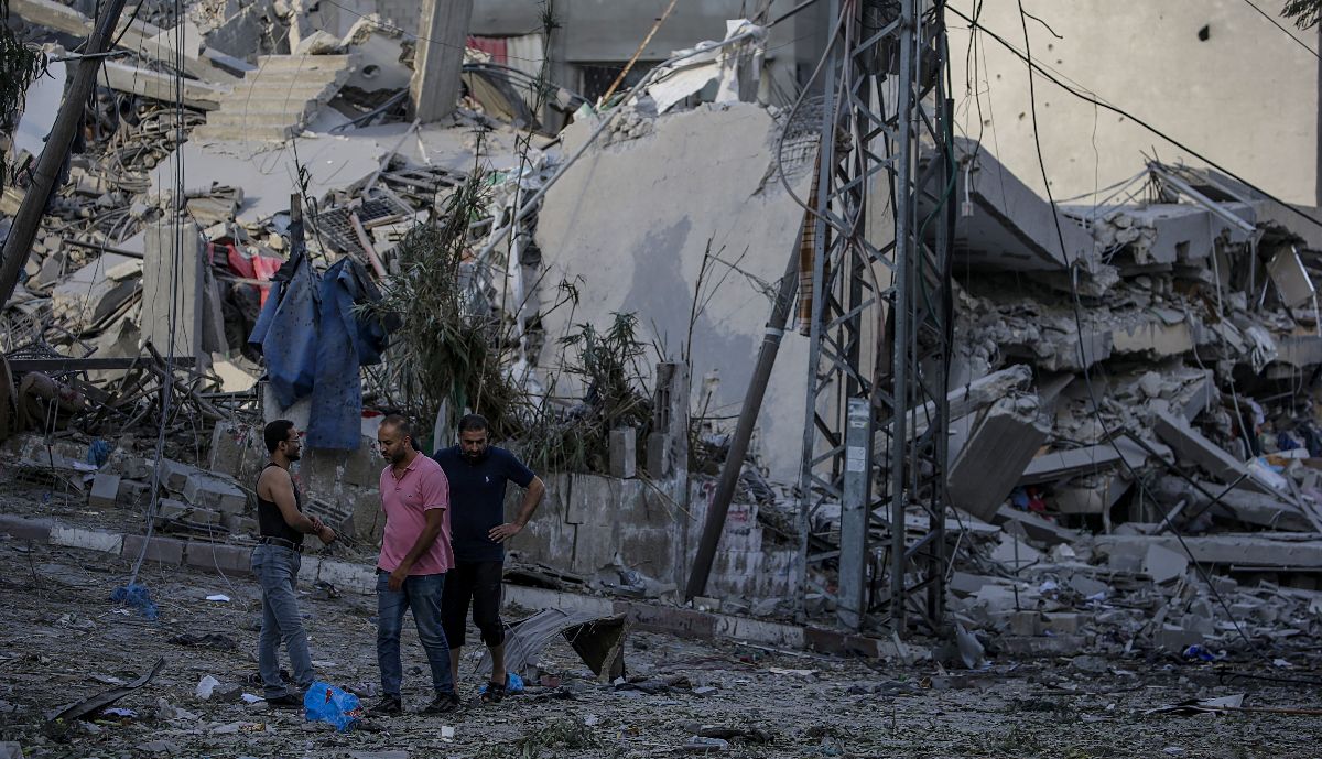 Κατεστραμμένα σπίτια μετά από ισραηλινές επιθέσεις στη λωρίδα της Γάζας © EPA/MOHAMMED SABER
