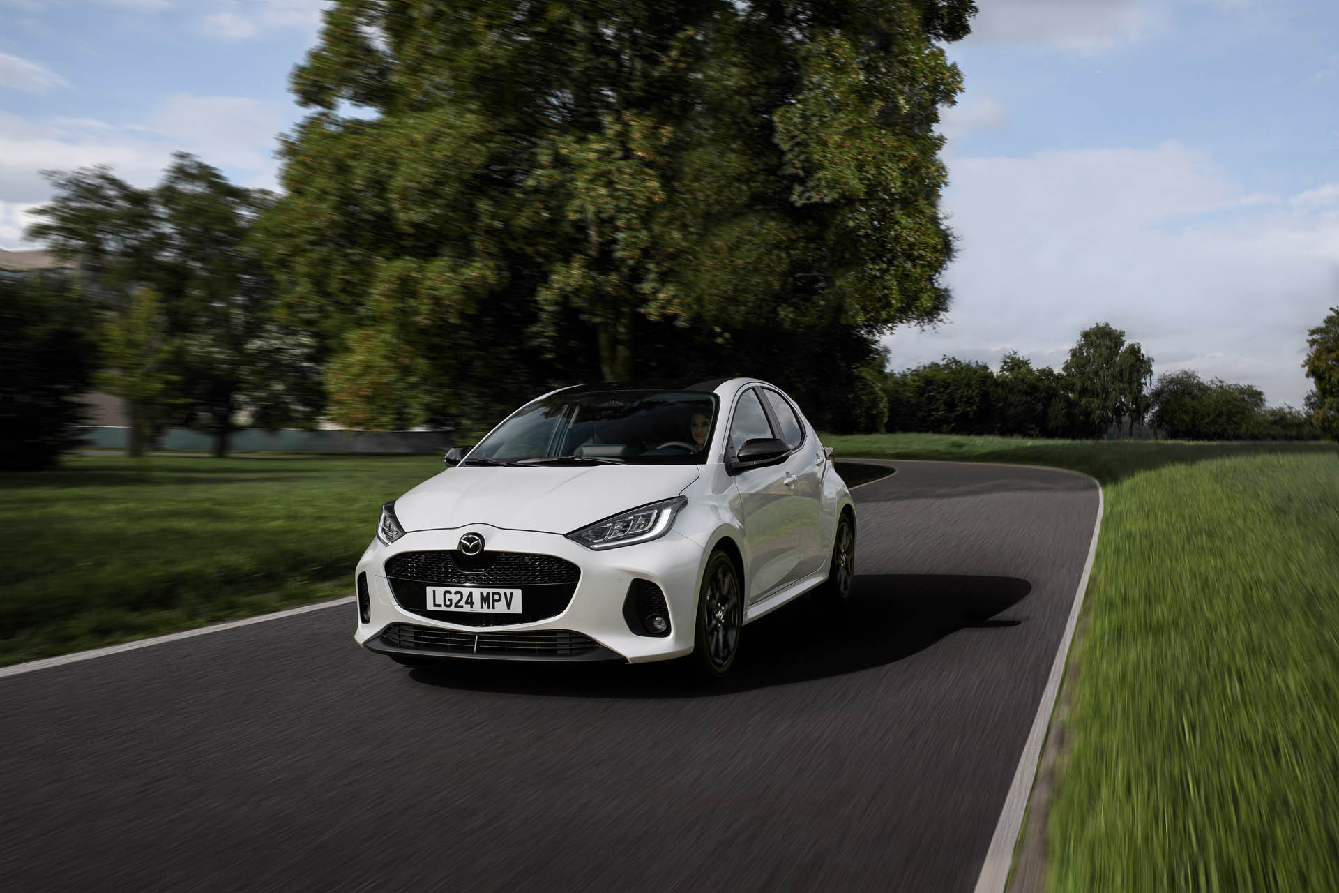 Το Mazda2 Hybrid διαφοροποιείται από το Toyota Yaris
