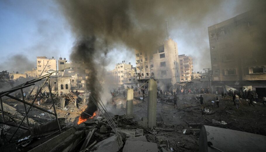 Συντρίμμια στη Λωρίδα της Γάζας μετά τις ισραηλινές αεροπορικές επιδρομές © EPA/MOHAMMED SABER