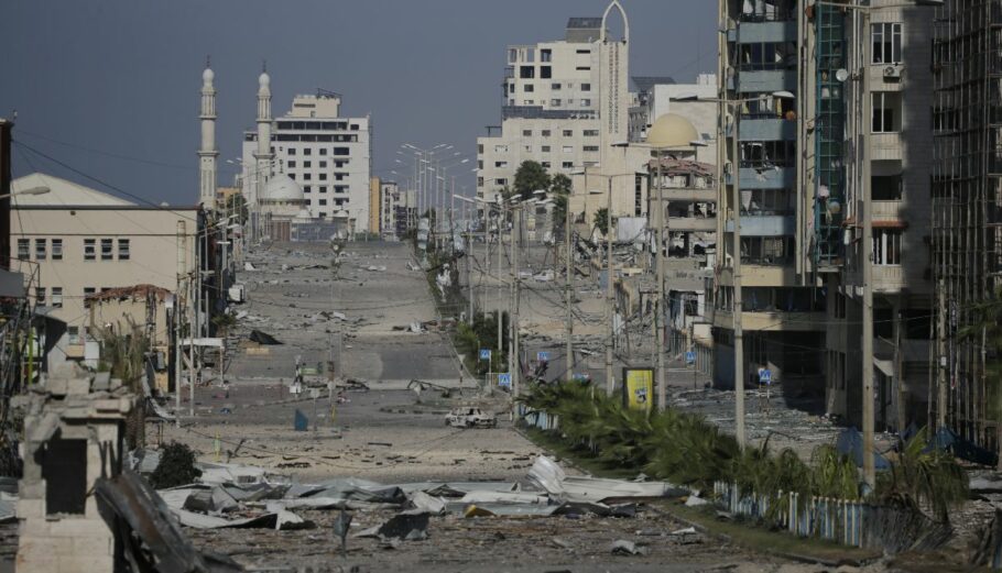 Συντρίμμια μετά τις ισραηλινές αεροπορικές επιδρομές στη Γάζα © EPA/MOHAMMED