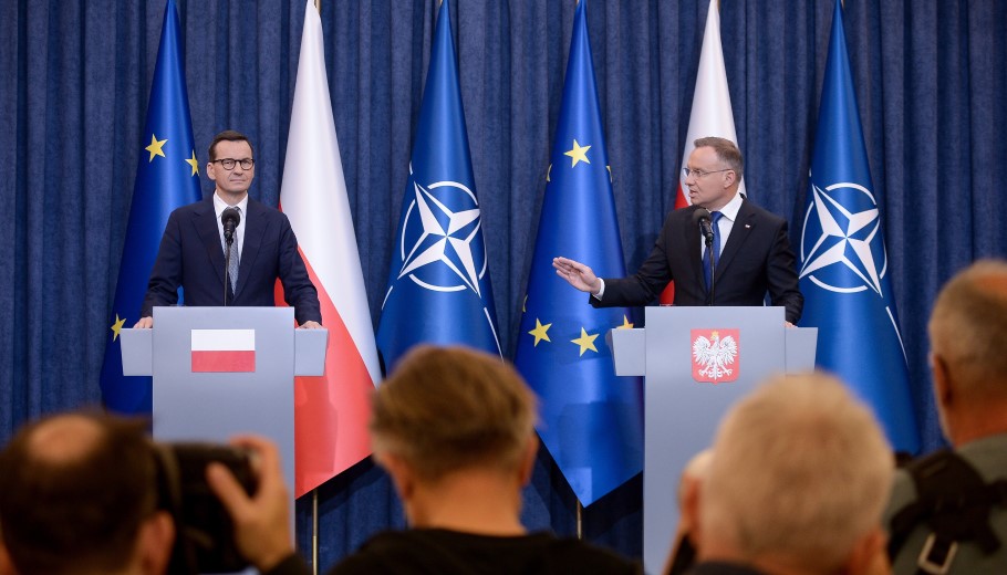 Ο πρωθυπουργός της Πολωνίας, Ματέους Μοραβιέτσκι και ο πρόεδρος της Πολωνίας, Αντρέι Ντούντα © EPA/Marcin Obara