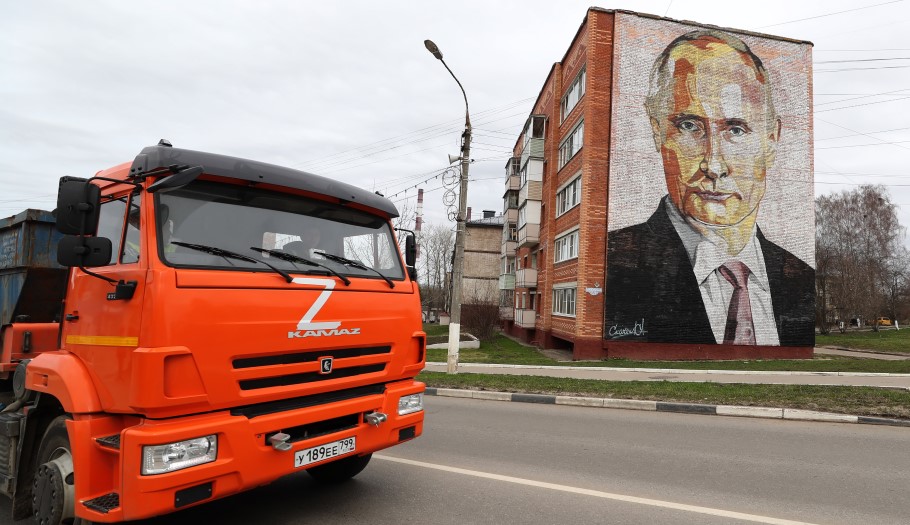 Mural του Πούτιν στη ρωσική πόλη Κασίρα © EPA/ MAXIM SHIPENKOV