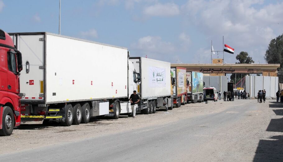 Κομβόι φορτηγών με βοήθεια περιμένει το άνοιγμα του περάσματος της Ράφα με τη Γάζα © EPA/KHALED ELFIQI