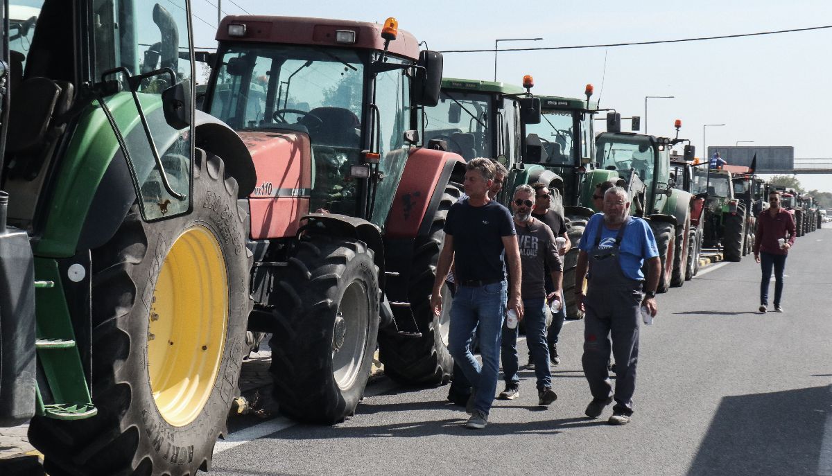 Διαμαρτυρία πλημμυροπαθών αγροτών από τις κακοκαιρίες «Daniel» και «Elias», στον Πλατύκαμπο Λάρισας © Eurokinissi / ΛΕΩΝΙΔΑΣ ΤΖΕΚΑΣ