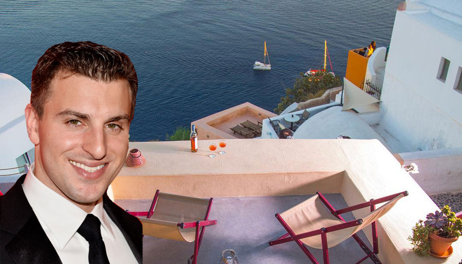 Ο Διευθύνων Σύμβουλος και συνιδρυτής της Airbnb Brian Chesky με φόντο κατάλυμα στη Σαντορίνη που μισθώνεται μέσω Airbnb © EPA/JUSTIN LANE - Airbnb/ nicolettahouses