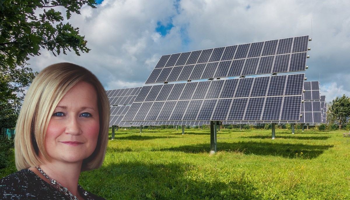H Lindsay McQuade, Director of Energy, EMEA της Amazon με φόντο ηλιακό πάρκο © Pixabay / licdn / PowerGame.gr