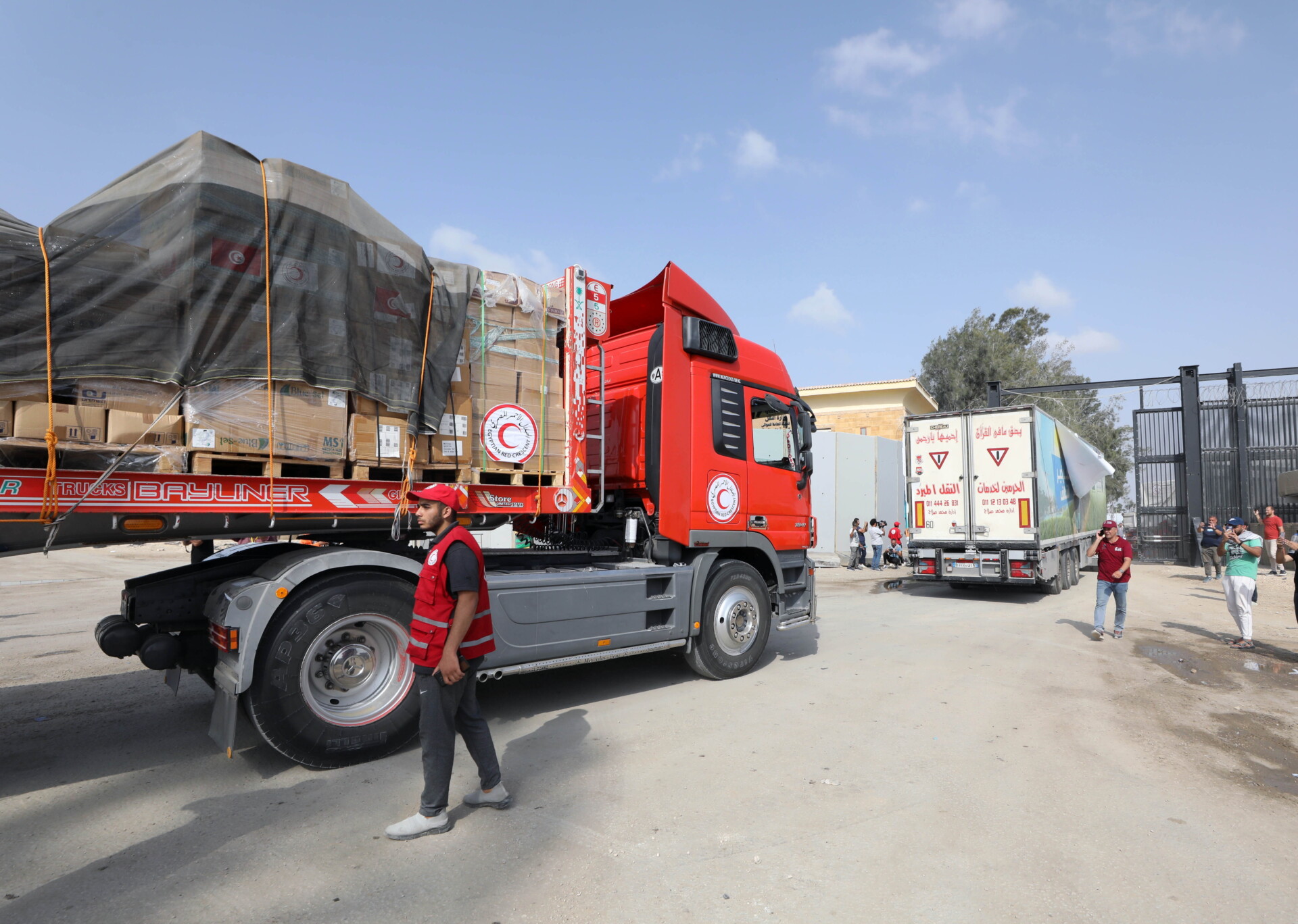 Ανθρωπιστική βοήθεια στη Γάζα © EPA/KHALED ELFIQI