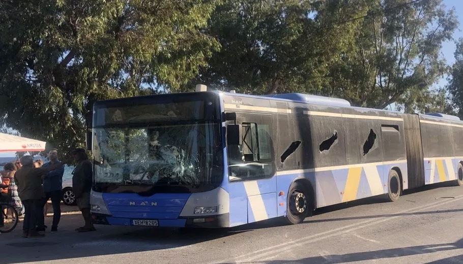 Αρτέμιδα: Έσπασε τζάμια σε λεωφορείο και απείλησε τους επιβάτες