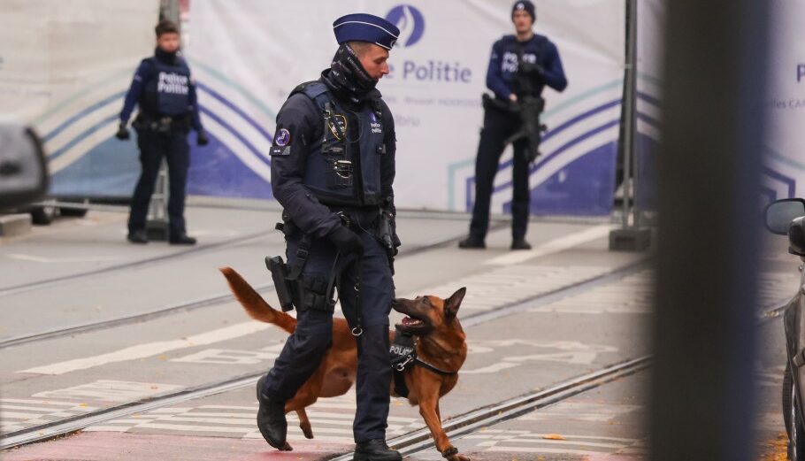 Αστυνομικοί στις Βρυξέλλες μετά την τρομοκρατική επίθεση © EPA/OLIVIER MATTHYS