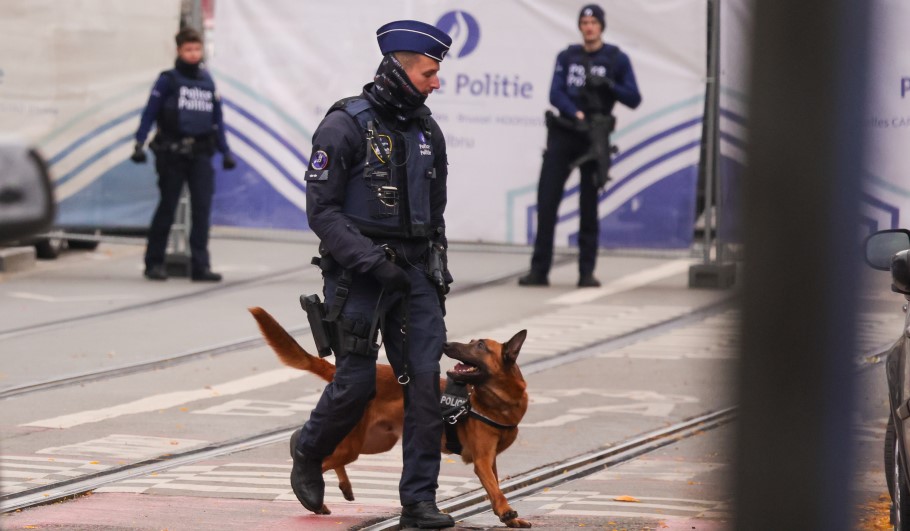 Αστυνομικοί στις Βρυξέλλες μετά την τρομοκρατική επίθεση © EPA/OLIVIER MATTHYS
