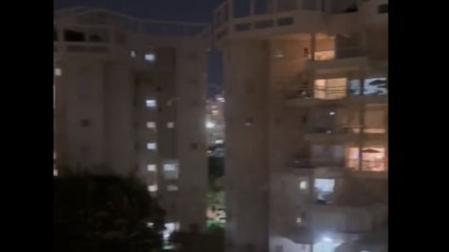 Ισραηλινοί στα μπαλκόνια την ώρα που ηχούν οι σειρηνές © YouTube/screenshot