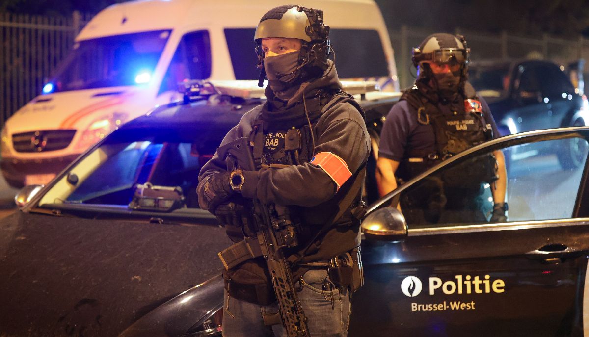 Βέλγοι αστυνομικοί και εγκληματολόγοι μετά το τρομοκρατικό χτύπημα στις Βρυξέλλες και τη διακοπή του αγώνα Βελγίου – Σουηδίας © EPA/OLIVIER MATTHYS