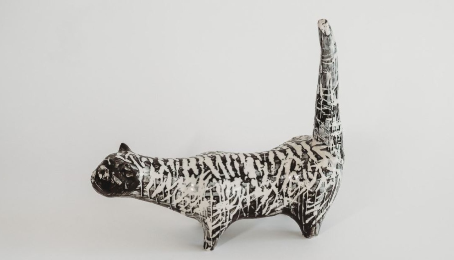 Κεραμική γάτα του David Hockey @ https://www.staceyauction.com/Auction-Detail_349752