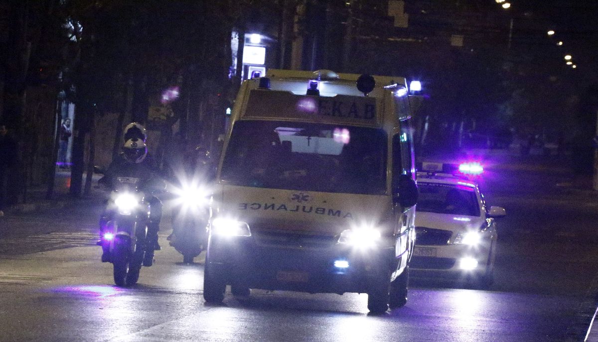 Ασθενοφόρο και περιπολικό της ΕΛΑΣ βράδυ στην Αθήνα © Eurokinissi / ΓΙΩΡΓΟΣ ΚΟΝΤΑΡΙΝΗ