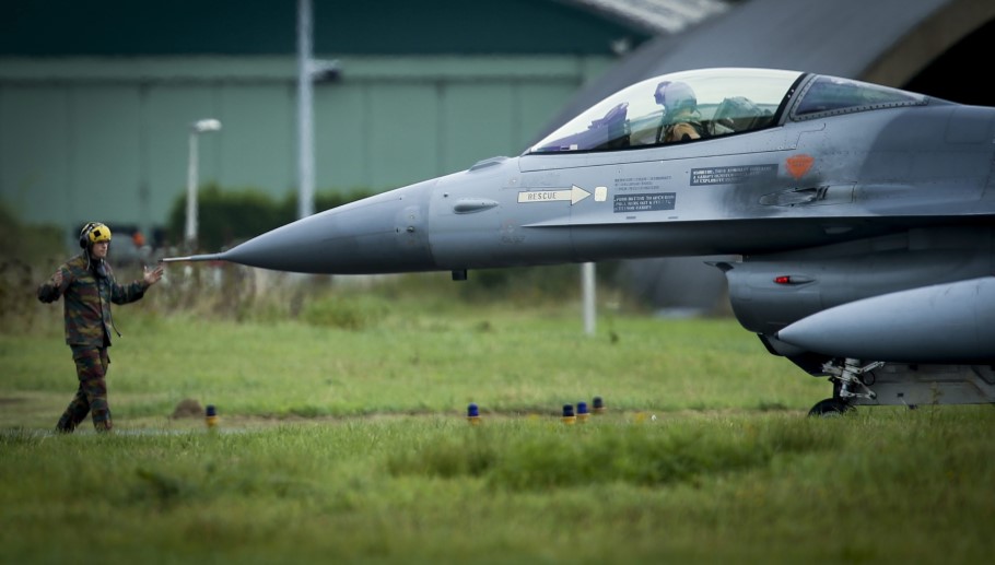 Μαχητικό F-16 σε στρατιωτική βάση του Βελγίου © EPA/OLIVIER HOSLET