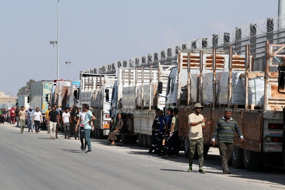 Φορτηγά που μεταφέρουν ανθρωπιστική βοήθεια για τη Λωρίδα της Γάζας είναι σταθμευμένα έξω από τη συνοριακή πύλη της Ράφα μεταξύ Αιγύπτου και Γάζας, στη Ράφα@EPA, KHALED ELFIQI