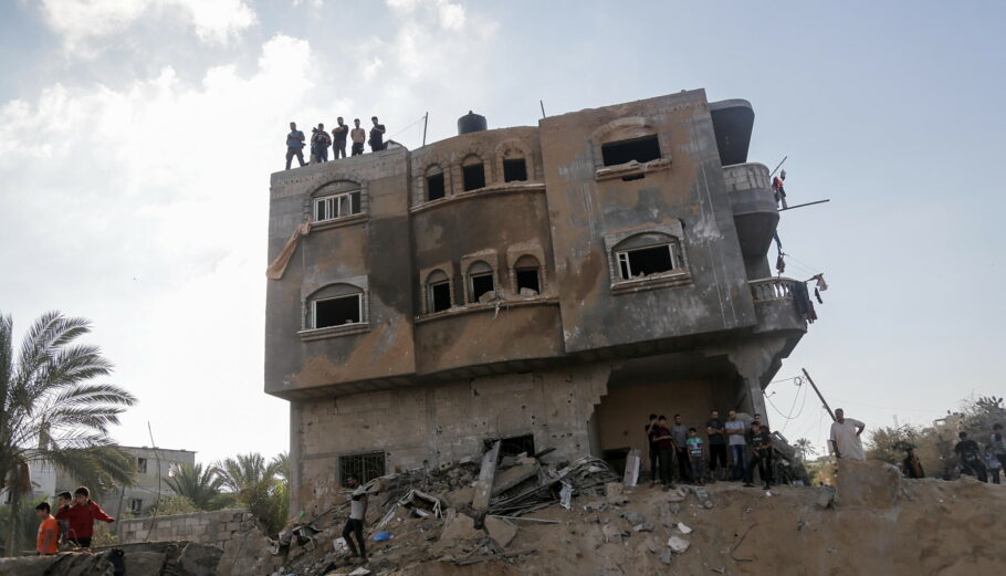 Παλαιστίνιοι ψάχνουν πτώματα και επιζώντες στη Γάζα © EPA/HAITHAM IMAD