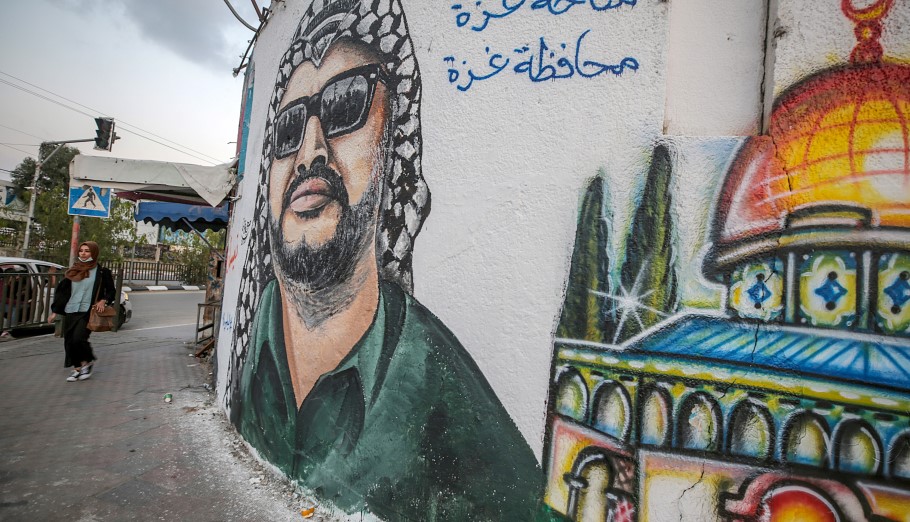 Mural στη Λωρίδα της Γάζας με τον Παλαιστίνιο ηγέτη Γιάσερ Αραφάτ © MOHAMMED SABER