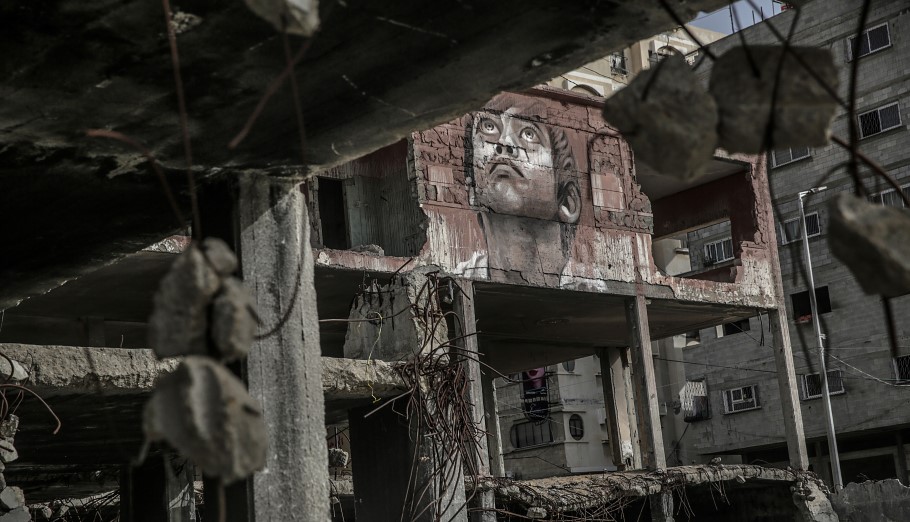 Mural σε ερειπωμένο κτίριο στη Γάζα μετά από βομβαρδισμό του Ισραήλ © EPA/MOHAMMED SABER