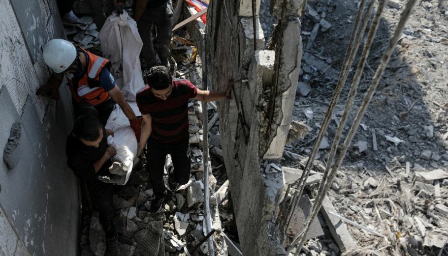 Νεκροί ανασύρονται από τα ερείπια σε σπίτι μετά από μια ισραηλινή αεροπορική επιδρομή στη νοτιοδυτική πόλη της Γάζας © EPA/MOHAMMED SABER