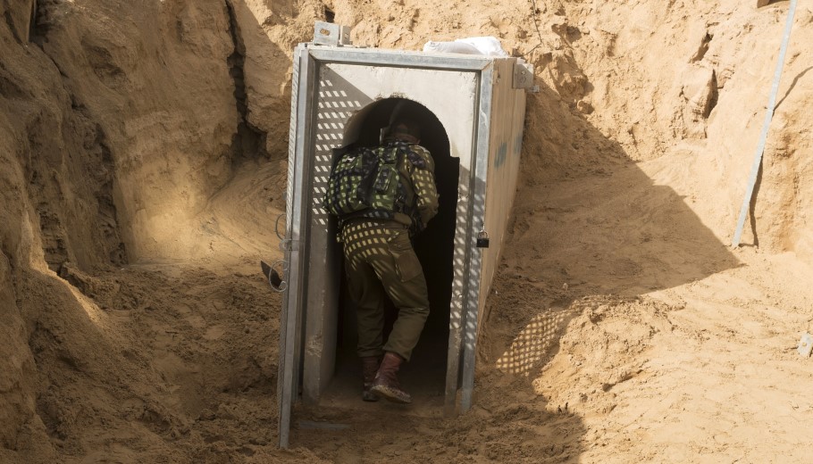 Ισραηλινός στρατιώτης μπαίνει σε σήραγγα της Χαμάς στα σύνορα με τη Λωρίδα της Γάζας © EPA/JACK GUEZ/POOL