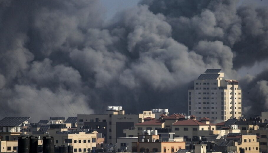 Πυκνά σύννεφα μαύρου καπνού έχουν καλύψει την Γάζα, μετά από βομβαρδισμό @EPA/MOHAMMED SABER