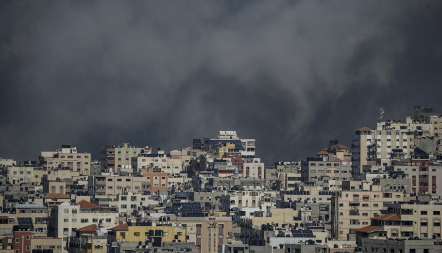Πυκνοί καπνοί έπειτα από ισραηλινή επίθεση στη Γάζα © EPA/MOHAMMED SABER