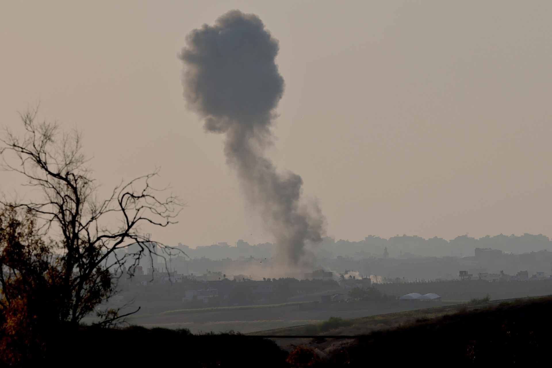 Έκρηξη στη Γάζα © EPA/HANNIBAL HANSCHKE