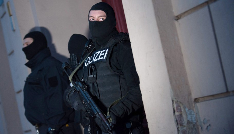 Γερμανοί αστυνομικοί σε αντιτρομοκρατική επιχείρηση στο Βερολίνο © EPA/LUKAS SCHULZE