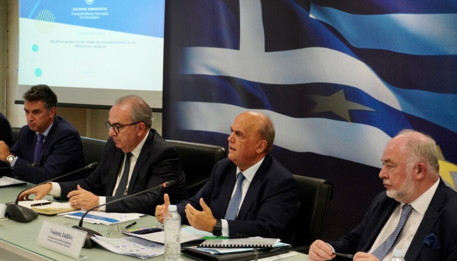 Ο πρόεδρος και Διευθύνων Σύμβουλος της Ελληνικής Αναπτυξιακής Τράπεζας-HDB, Γιώργος Ζαββός στη συνέντευξη που παρέθεσε ο Αναπληρωτής Υπουργός Εθνικής Οικονομίας και Οικονομικών, Νίκος Παπαθανάσης.@ΔΤ