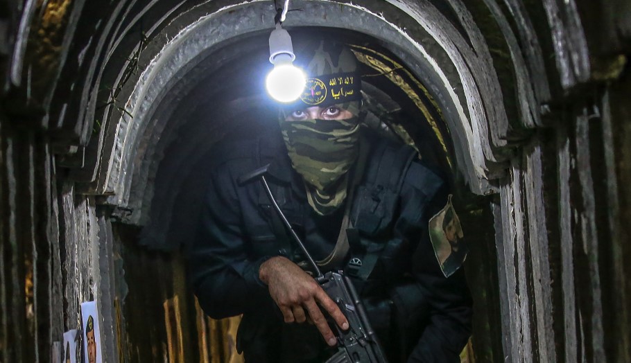 Μέλος της Χαμάς σε τούνελ στη Λωρίδα της Γάζας © EPA/MOHAMMED SABER
