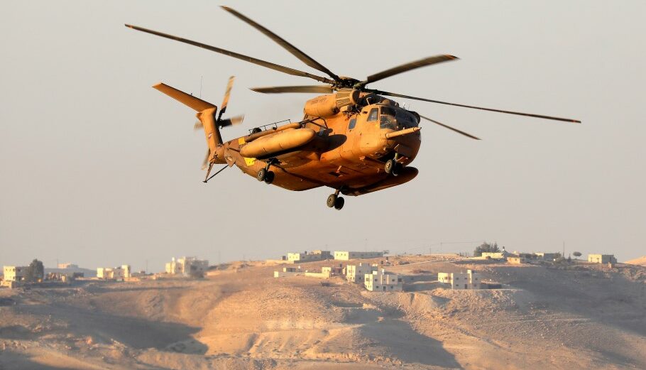 Στρατιωτικό ελικόπτερο του Ισραήλ πάνω από οικισμό στην Παλαιστίνη © EPA/ABED AL HASHLAMOUN