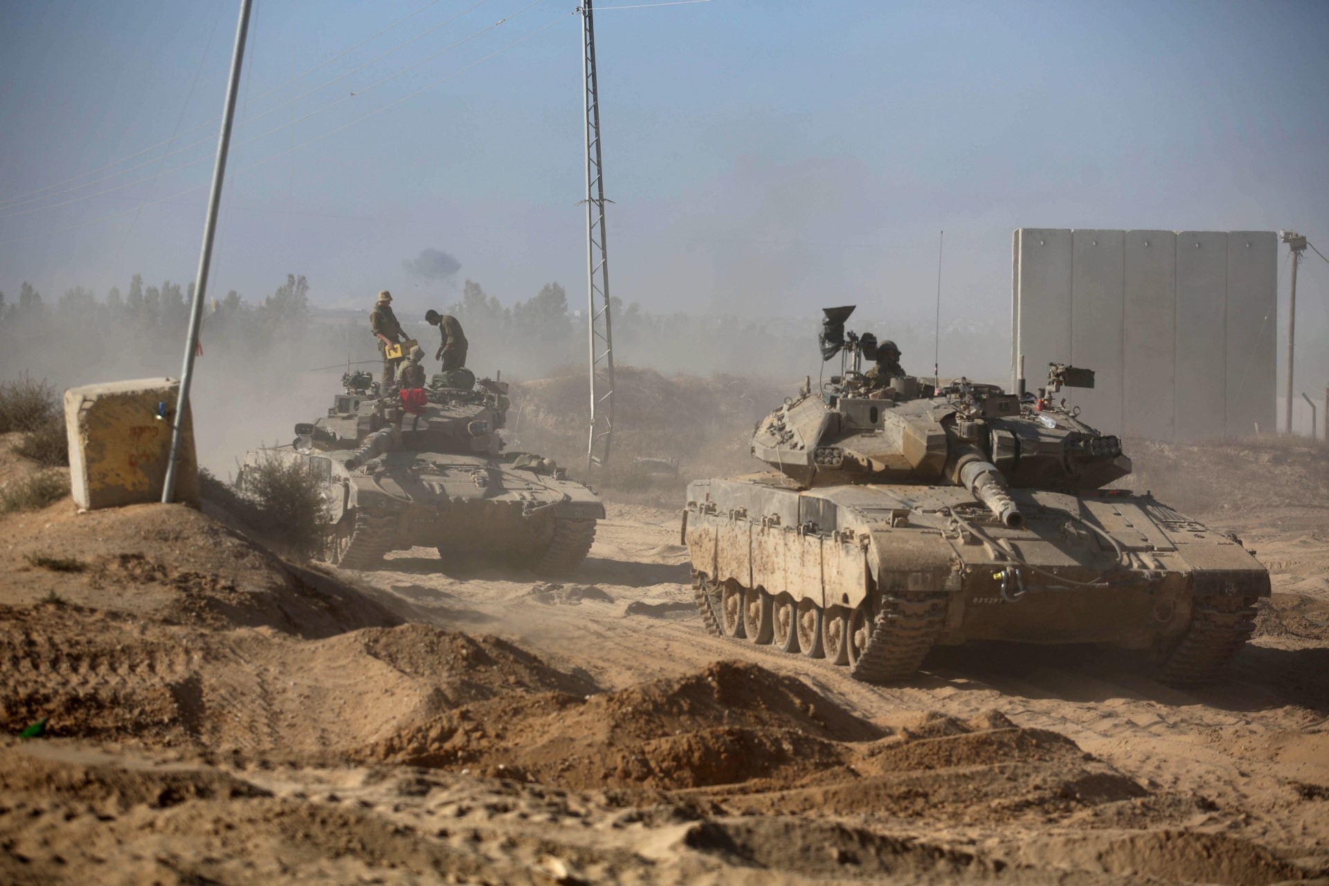 Άρματα μάχης του Ισραήλ στη Λωρίδα της Γάζας © EPA/ ABIR SULTAN