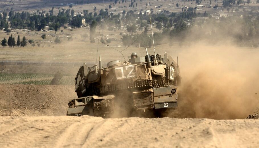 Τανκ του ισραηλινού στρατού © EPA/ATEF SAFADI