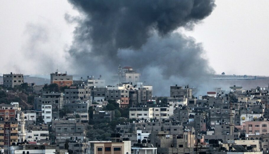 Φλεγόμενο κτίριο μετά από άμεσο χτύπημα στην ισραηλινή πόλη Gedera μετά από εκτοξεύσεις ρουκετών από τη Γάζα @. EPA/MOHAMMED SABER