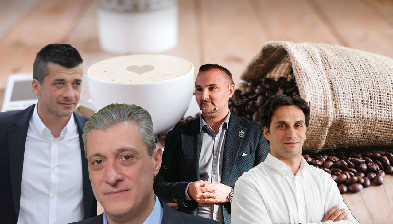 Ο Λευτέρης Κυριακάκης, ιδρυτής των Mikel, Ο Γιάννος Μπενόπουλος, Πρόεδρος και Διευθύνων Σύμβουλος της CAFETEX, ιδιοκτήτριας των Coffeeway και Brazita, ο Στέλιος Ρουμελιώτης, ιδρυτής και Διευθύνων Σύμβουλος των Coffee Lab και o CEO της Coffee Island, Κωνσταντίνος Κωνσταντινόπουλος© tinealarissa.gr - CAFETEX - facebook.com/CoffeeLabGR - Coffee Island - Unsplash - PowerGame.gr