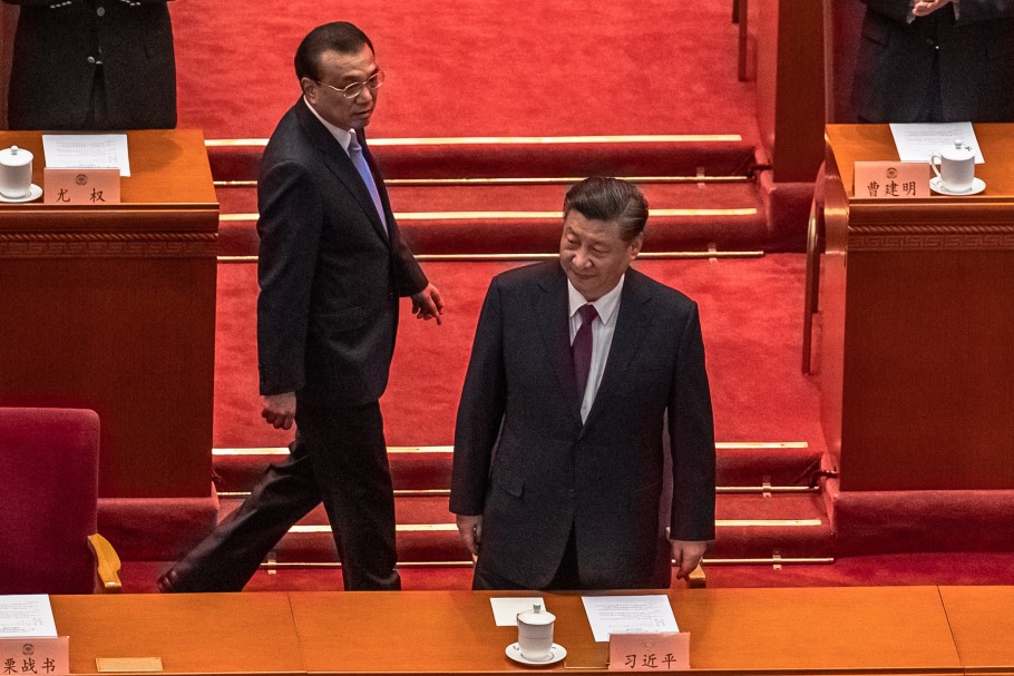 Ο πρώην πρωθυπουργός της Κίνας, Λι Κετσιάνγκ και ο Κινέζος πρόεδρος Σι Τζινπίνγκ © EPA/ROMAN PILIPEY