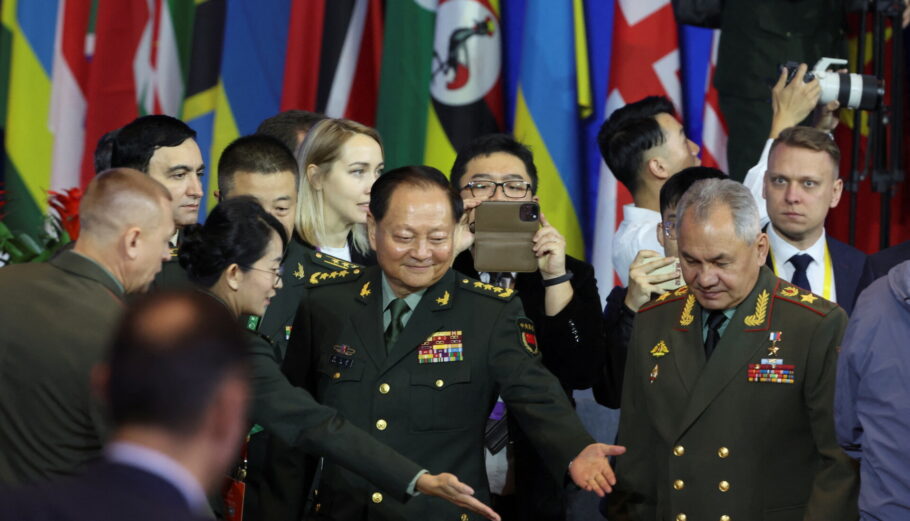Ο Κινέζος στρατηγός Ζανγκ Γιουσία και ο Ρώσος υπουργός Άμυνας Σεργκέι Σοϊγκού © EPA/FLORENCE LO/POOL
